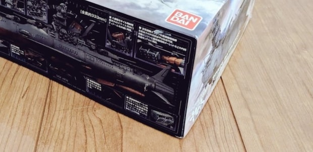 プラモとビリビリ破いたパッケージを組み合わせると……　次元の壁を超えた圧倒的作品が43万表示「発想とインパクト激ヤバ」「かっ…カッコよすぎ」