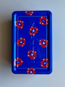 頂き物の万博「ミャクミャク」クッキー缶→中を開けると……　「缶目当てだったのに」売り切れるほど人気のお菓子に「欲しすぎる」