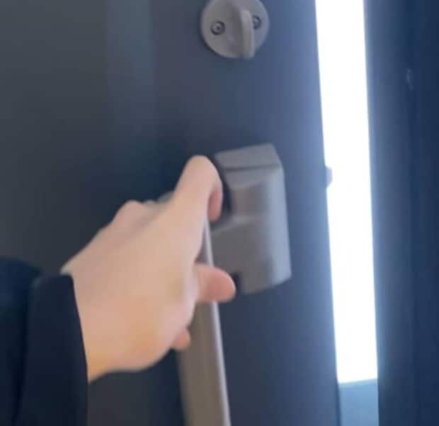 「もはや災害」大雪が降った朝の北海道→玄関のドアを開けると……　信じられない光景に「諦めがつく」「パニックになります」