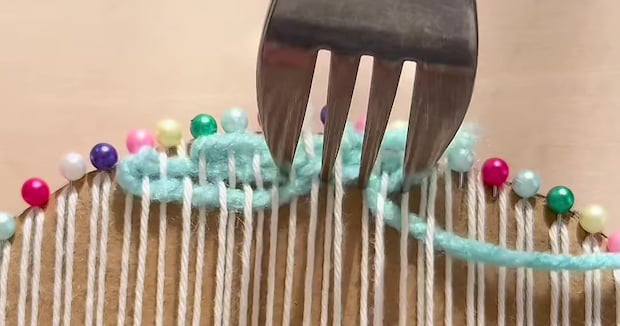 ダンボールは捨てないで! 糸とフォークだけで……「うわ~」 まさかの完成形に「えっ…天才ですか?!」