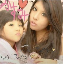 ギャルママと娘の平成プリ→13年後に再現すると……「ママ時間止まってる!?」　まさかの姿に「脳内バグ」「絶対時止まってますこれは」