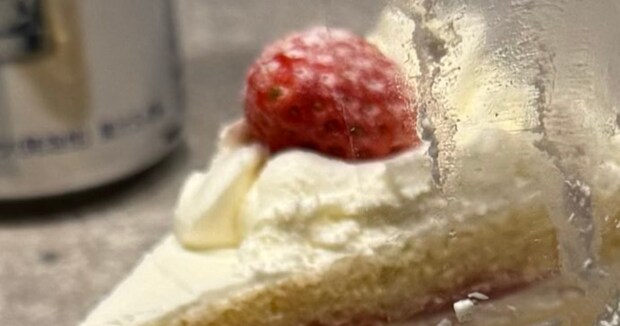 男性がコンビニでケーキ購入→夜にシートを外したら……「奇跡じゃんww」　少し嫌な気分になる光景が160万表示　「俺を嘲笑ってる」