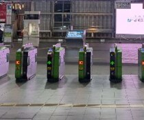 【画像】電光掲示板を見る