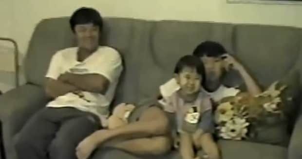 並んで座るパパと子どもたち→27年後……「知らない人なのに泣いた」　同じ構図＆ポーズで再現した“現在の姿”が420万再生【海外】