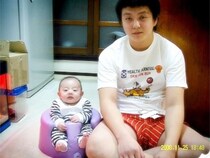 並んで座るパパと赤ちゃん→17年後……「ちょっと待って」　同じ構図＆ポーズで再現した“現在の姿”に「マジでびっくり」【海外】