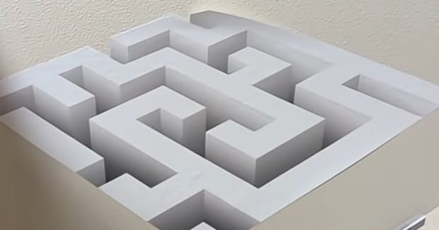 迷路が描かれた「3枚のシート」→天井に貼っていくと……「何が起こってるんだ」　“まさかの光景”が1億回再生【海外】