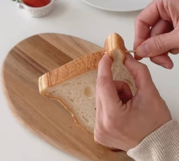 パンの耳をつまんでアルミホイルを乗せて焼くと……　革新的なアイデアに「えーーー！凄すぎ」「作ってみたい」