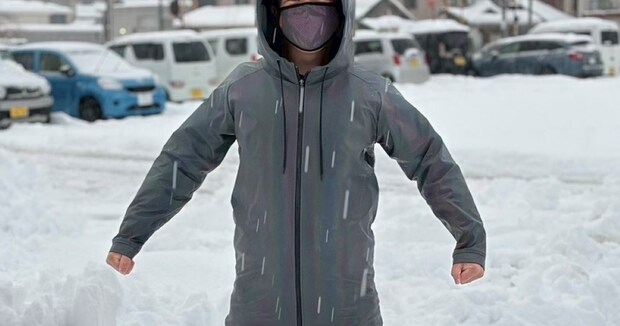 地味な雪かきウェア→光を当てると……　「やばw」　目を疑う“まさかの光景”に「合成にしか見えない」「バグが発生したのかと」