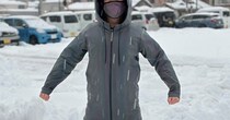 地味な雪かきウェア→光を当てると……　「やばw」　目を疑う“まさかの光景”に「合成にしか見えない」「バグが発生したのかと」