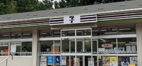 パーキングエリアのセブン-イレブン→窓をよく見たら……「ファンになっちゃう」　“まさかの貼り紙”が400万表示