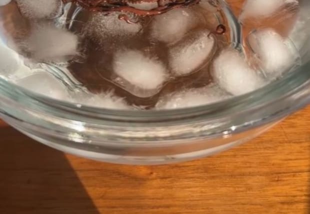 氷水に流し込んだチョコ、固まってから取り出すと……　まさかの完成品に「うわー凄い！」「これならすぐ出来そう！」と161万再生