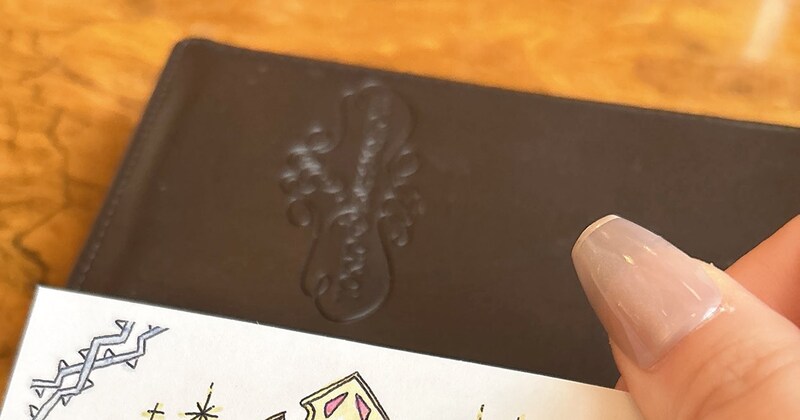 ディズニーホテルのレストラン→「1枚1枚やってるの……？」“超感動のサービス”に「まじか」「これはうらやましい」