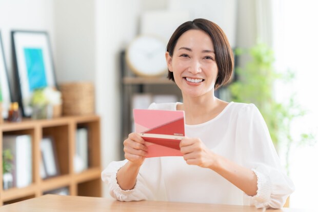 【50～60代の男性に聞いた】一番安心だと思う「銀行」ランキング！　2位は「三菱UFJ銀行」、1位は？