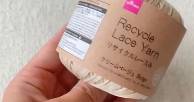 ダイソーのレース糸に57個のビーズを通して、かぎ針で編むと……　440円で作れる“おしゃれアイテム”に「色違いでたくさん編みたい」