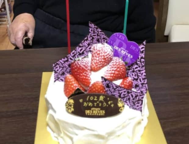 「無敵の102歳w」大正13年生まれの祖母、誕生日の姿に孫も仰天 「シワ少なくないですか!?」「人生のチャンピオン」
