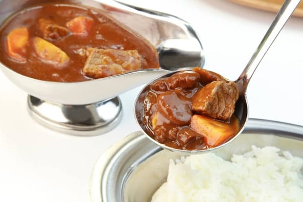 【50代に聞いた】店のカレーくらいおいしい「カレールー」ランキング！　2位は「バーモントカレー（ハウス食品）」、1位は？