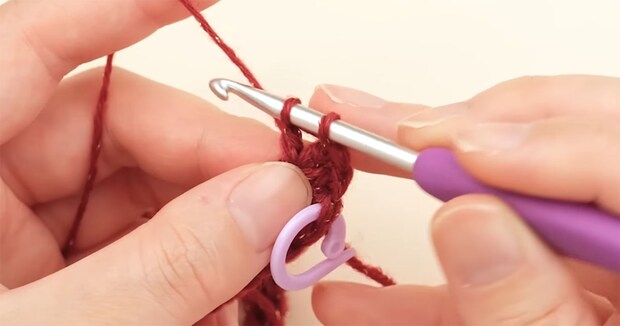 赤いラメ入り毛糸6玉をコツコツ編んだら……　“毎日使いたい”アイテムが完成！「こういうの編みたかった」