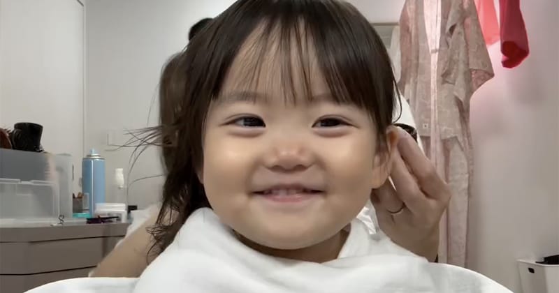 七五三の前撮り→2歳娘がヘアメイクを始めると……「何この子?!」　まさかの姿が730万再生「たまらない」「世界中に見せたい」