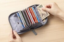 「結局、こういうのが欲しかった」“紀ノ国屋の小さめ財布付き雑誌”が高評価　「現金派の私も愛用中」「予備1個買っちゃいました」