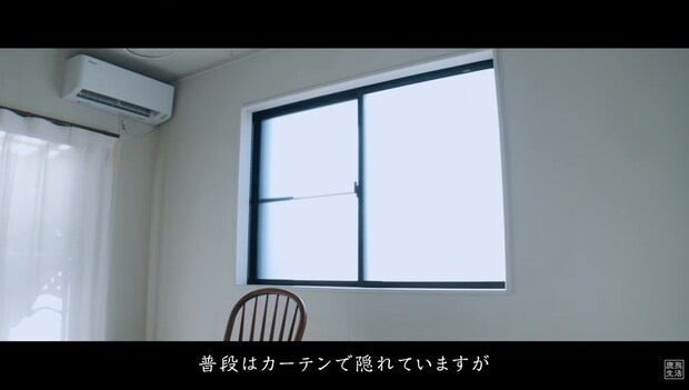 窓のサッシが部屋の雰囲気に合わない……　DIYしたレトロでおしゃれな窓に「めちゃくちゃ素敵」「お部屋にしっくり」