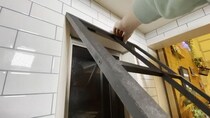 “ごく普通”のキッチンの窓、DIYすると……　“海外アパート風”のオシャレな仕上がりに「超カッコイイ！」「雰囲気めっちゃ変わりましたね」