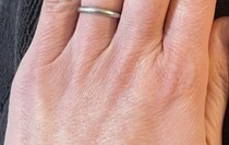 ←私の手　中1息子の手→　遺伝子仕事しすぎな“まさかの光景”に「うちもですー！」「血は争えない」