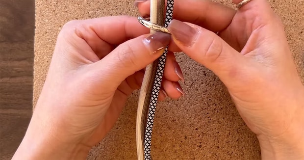 バラバラの柄ひもを金具に通し、ギュギュっと結ぶと……　完成した“3wayアイテム”に「可愛いデザイン」「作ってみたい」