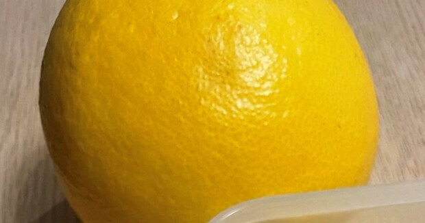 ←夫がむいた文旦 私がむいた文旦→　「え？」仕上がりの違いに「皮むき職人ですか？」「物が違うとしか思えない」