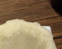 551の豚まんを食べようとしたら……「うわすご！」「どうやったんですか?!」　“奇跡的光景”にネット騒然「関西人だけどお見事」