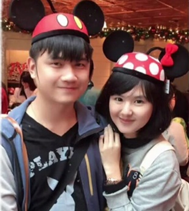 ディズニーランドで寄り添う夫婦→10年後……　目を疑う姿に「どうなってるんだ」「時止まってるよね？」と驚きの声【海外】