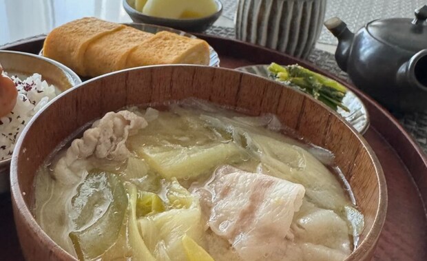 「冷えた身体にお味噌汁がしみる朝」→丁寧な食卓、引きで見ると……　圧巻の光景に「バグじゃない？」「AIかと思ったわ」と134万表示