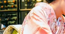着物で結婚式に参列→後日、写真をよく見たら……「ガッツリ写ってて笑うww」　写り込んだ“まさかの光景”に「素敵です」「お作法分かってる」