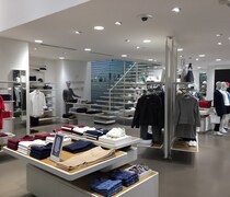「雨の日」はこれ一択。ラコステの“水に強いトート”が選ばれる理由 「汚れは拭けば落ちる」「持ち手が細い」