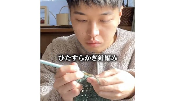 26歳男性、編み物上手な伯母に弟子入り→かぎ針編みで……　完成した“初作品”に絶賛の声「感心しちゃう」「最高じゃないですか！」