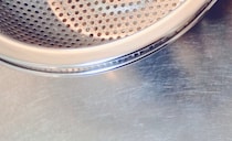 新しく買ったザルとボウル→ウキウキで使ってみると……　衝撃的な光景に「うわああああああ！」「引くほど笑ってしまった」