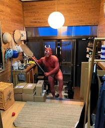 「怖すぎだろ」　節分で鬼役を務める夫の“ガチ仮装”に妻絶叫　「大人でも腰抜かすｗ」「首取れても暴れるタイプ」