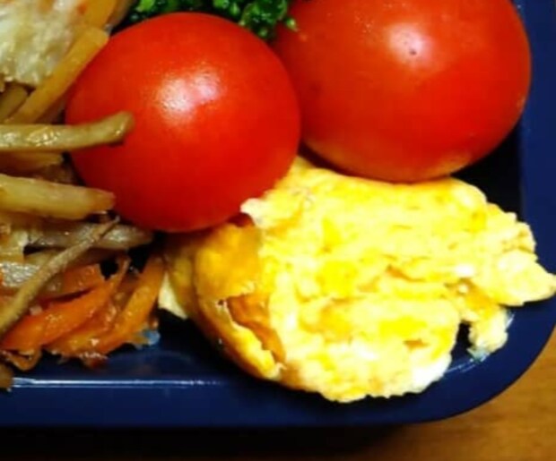 50代独身男性が毎日作る弁当、よく見ると……　まさかの中身に「高級仕出し弁当レベル」「私のも作って」