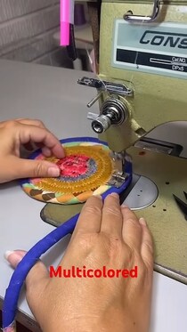 カラフルな布を巻き付けた紐、ぐるぐる縫うとまさかの……　予想できない驚きの完成品が7900万再生「ワオ！」「素晴らしいよ」【海外】