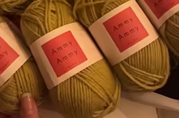 母の誕生日プレゼント、毛糸20玉を編みこむと……　圧巻の仕上がりに「すごぉぉぉぉい素敵」「こんな大作もらったら泣く！」