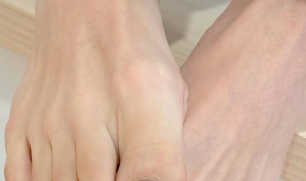 妻がネイルの練習をするため、夫にモデルを頼んだら……　現在のまさかの足先に「え、がちきれい…」「羨ましすぎる」