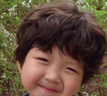 ぷくぷくほっぺの男の子→大人になると……　驚きの姿が300万再生「結婚してくれ」「少し頬が残ってるのにイケメンすぎて無理」【海外】