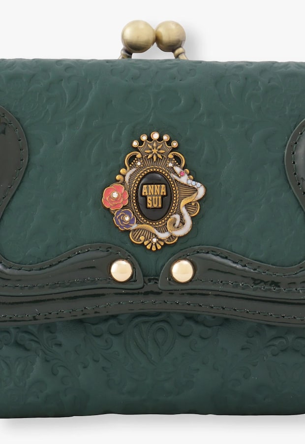 「ダークなビジュアルに一目惚れ」 ANNA SUI(アナスイ)の“蛇モチーフ財布”が大人気 「欲しいと思える財布にようやく出会えた」「かわいい、かっこいい」