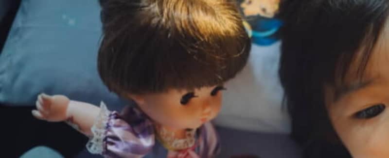 夜、2歳娘の寝室から“声”→そっとドアを開けると……パパ「泣きそう」　まさかの光景に「目冴えっ冴え」「いいもの見ました」