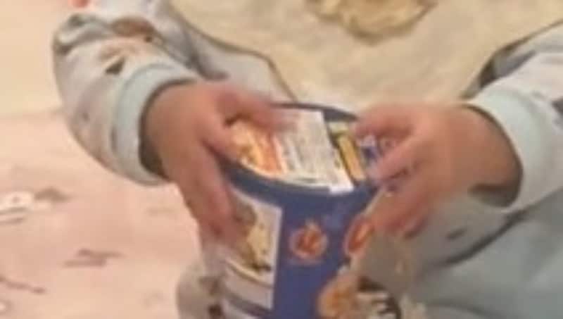 一瞬目を離した1歳娘から笑い悶える声→振り向くと……ママ「笑い堪えるの必死でした」驚きの光景が200万再生「性格の良い子供や」