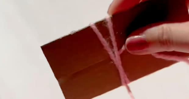 ダンボールにピンクの毛糸を巻き付けていくと…… 完成したアイテムに「友達に作ろう」「かわいい」【海外】