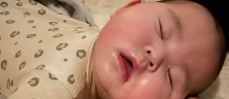 スヤスヤ眠る生後6カ月の娘にママ「ここで寝るなーー！」　引きで見るとわかる、まさかの光景に「これは試練」「可愛いけども!!」