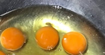 夫が割った卵を見てみると……「すごーーーーい！」　妻仰天“まさかの中身”に「そんなことあるんですね」「ウルトラレア」