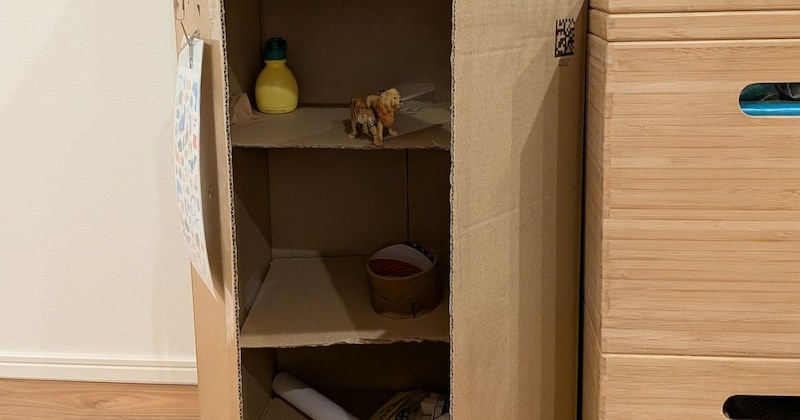 8歳娘が段ボールで作った冷蔵庫→1週間後、母が開けてみると……　驚きの光景に「いい味だしてる」「よく見てるわw」