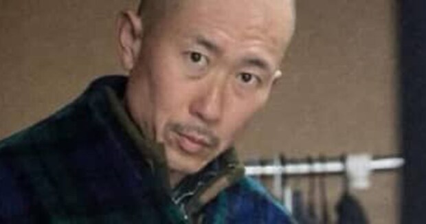 ニトリの着る毛布を羽織って出かけたら……「それってカルバン・クライン？」　まさかの着こなしに「これはもう着てる方の個性」