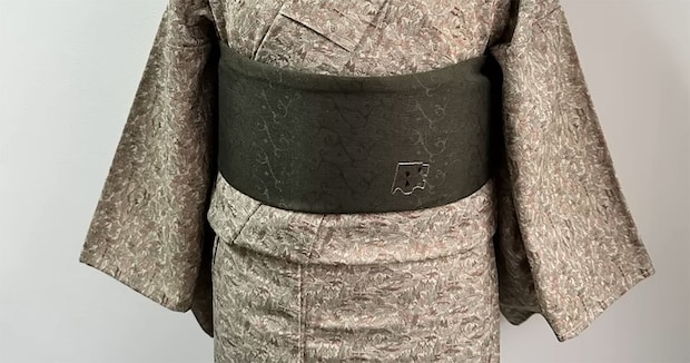 地味に見えがちな渋い着物→“色を足す”だけで雰囲気ガラリ！　プロの着こなしアイデアに「不思議やわぁ」「とても勉強になった」